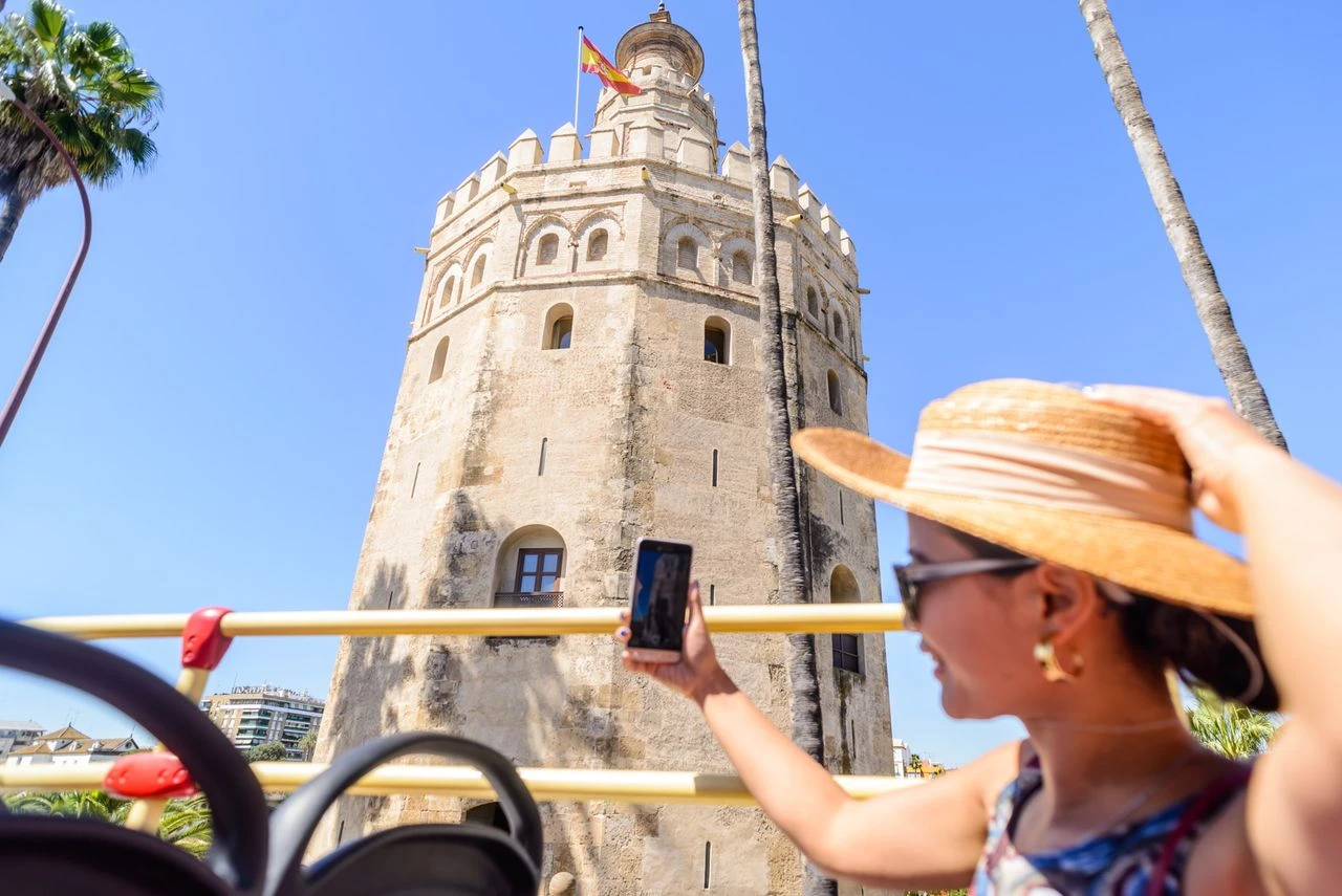 Hop-on-Hop-off bus Seville Torre del oro 2